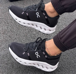 On Cloudsurfer Black/White